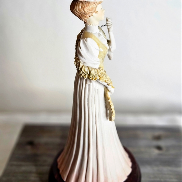 Vintage Arnart Pucci Victorian Woman With Glasses& Boa Figurine. - Picture 8 of 13